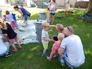 Společné odpoledne rodičů a dětí - natírání popelnic